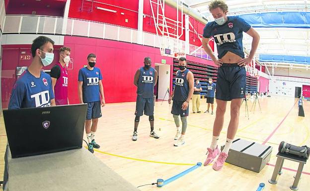 El canterano Raieste salta durante un ejercicio supervisado.