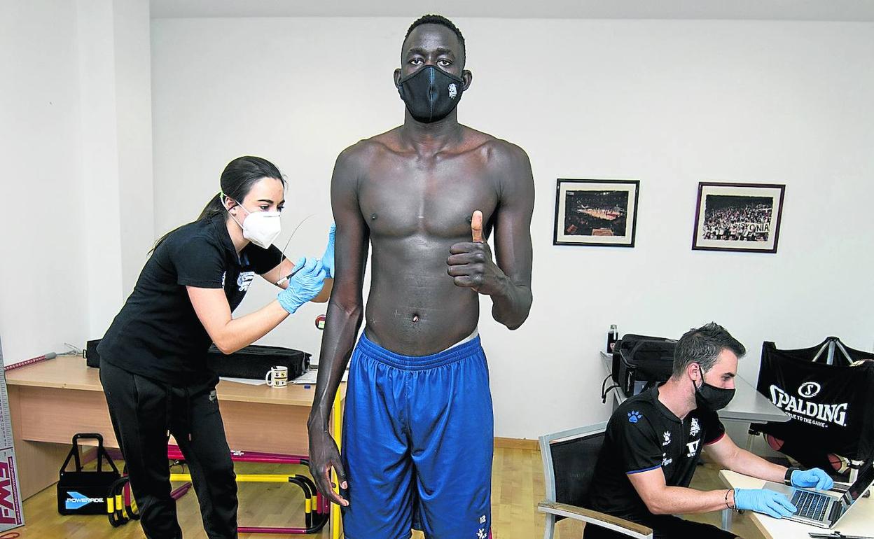 Ilimane Diop, con el pulgar en alto y sólo un calcetín, durante las pruebas médicas de ayer en el Bakh.