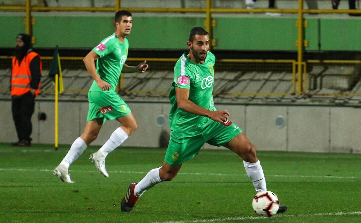 Einar conduce el balón con el Istra 