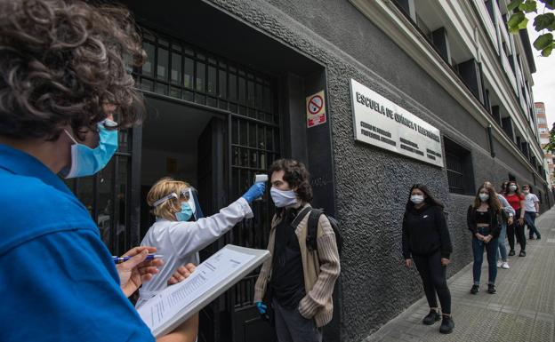 Una sanitaria toma la temperatura a los alumnos del centro de FP de Jesuitas en Indautxu el pasado mes de mayo.