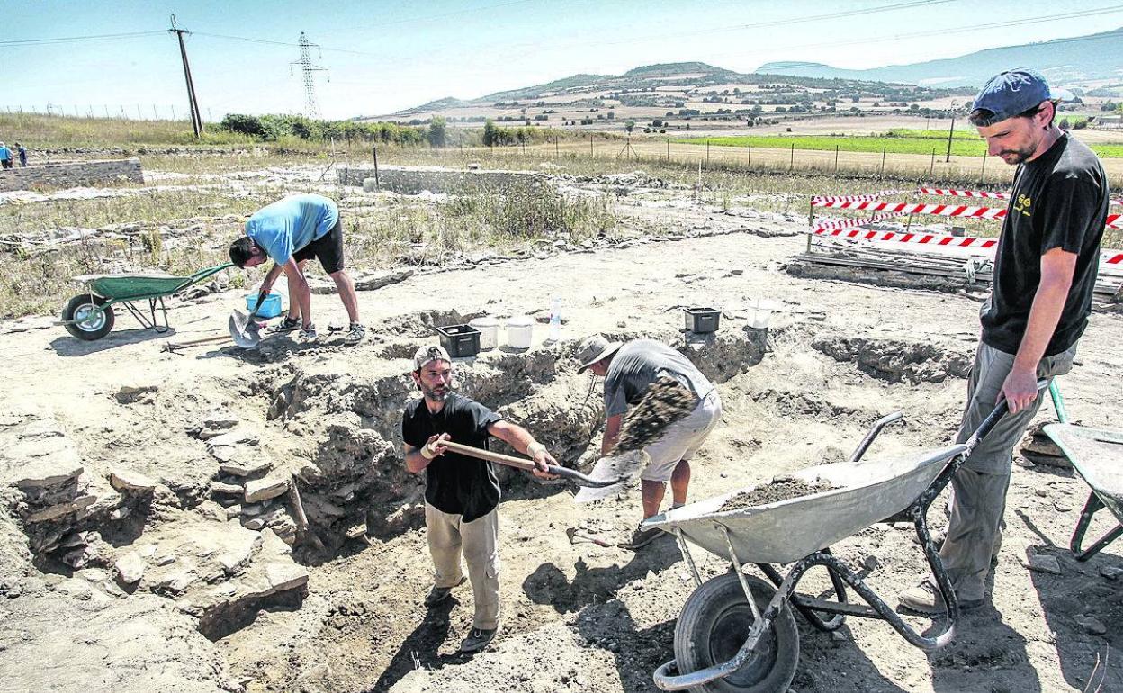 La colaboración más importante es con los trabajos en el yacimiento Iruña-Veleia