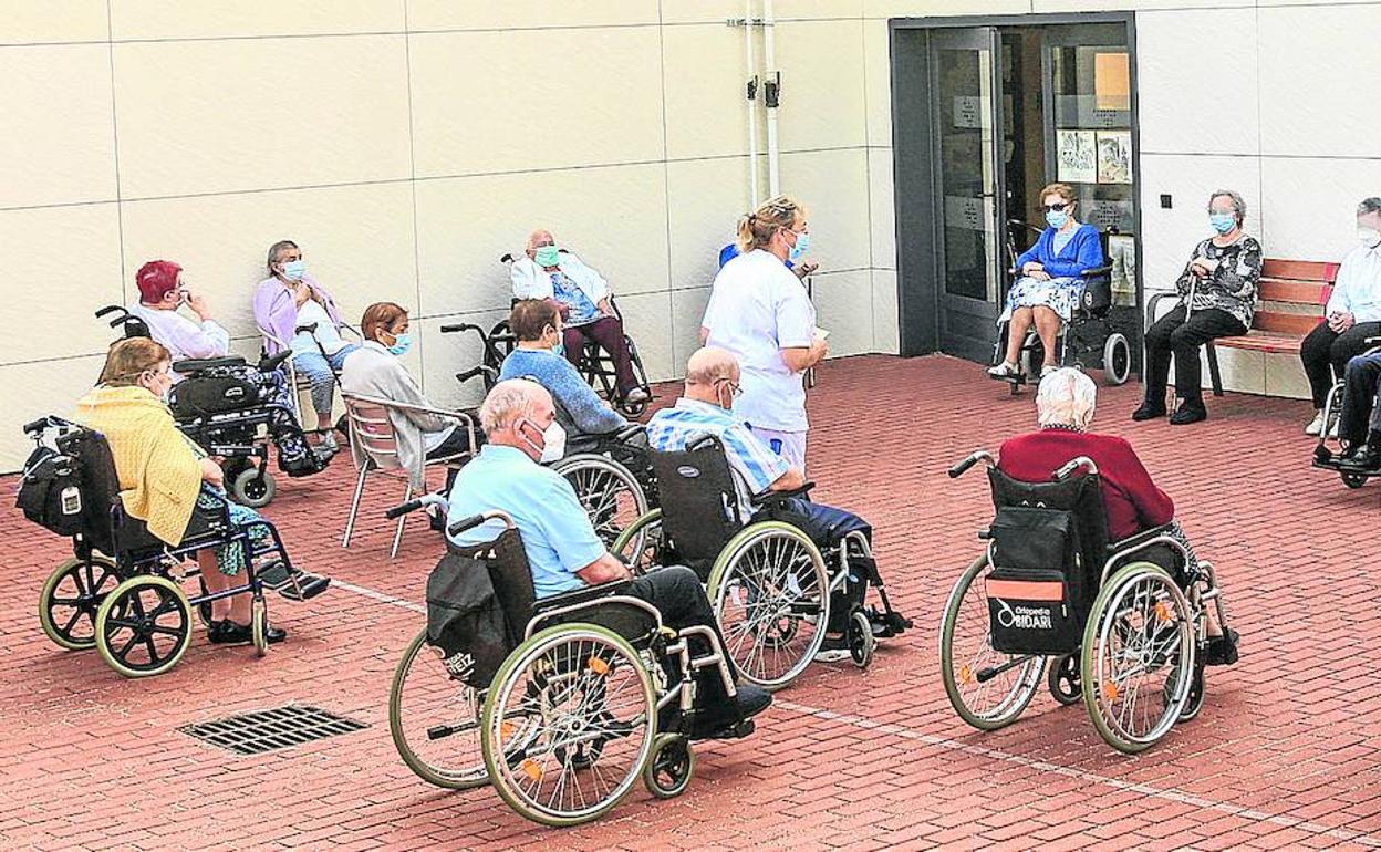 Usuarios del centro Zadorra realizan una actividad programada en el exterior del edificio.