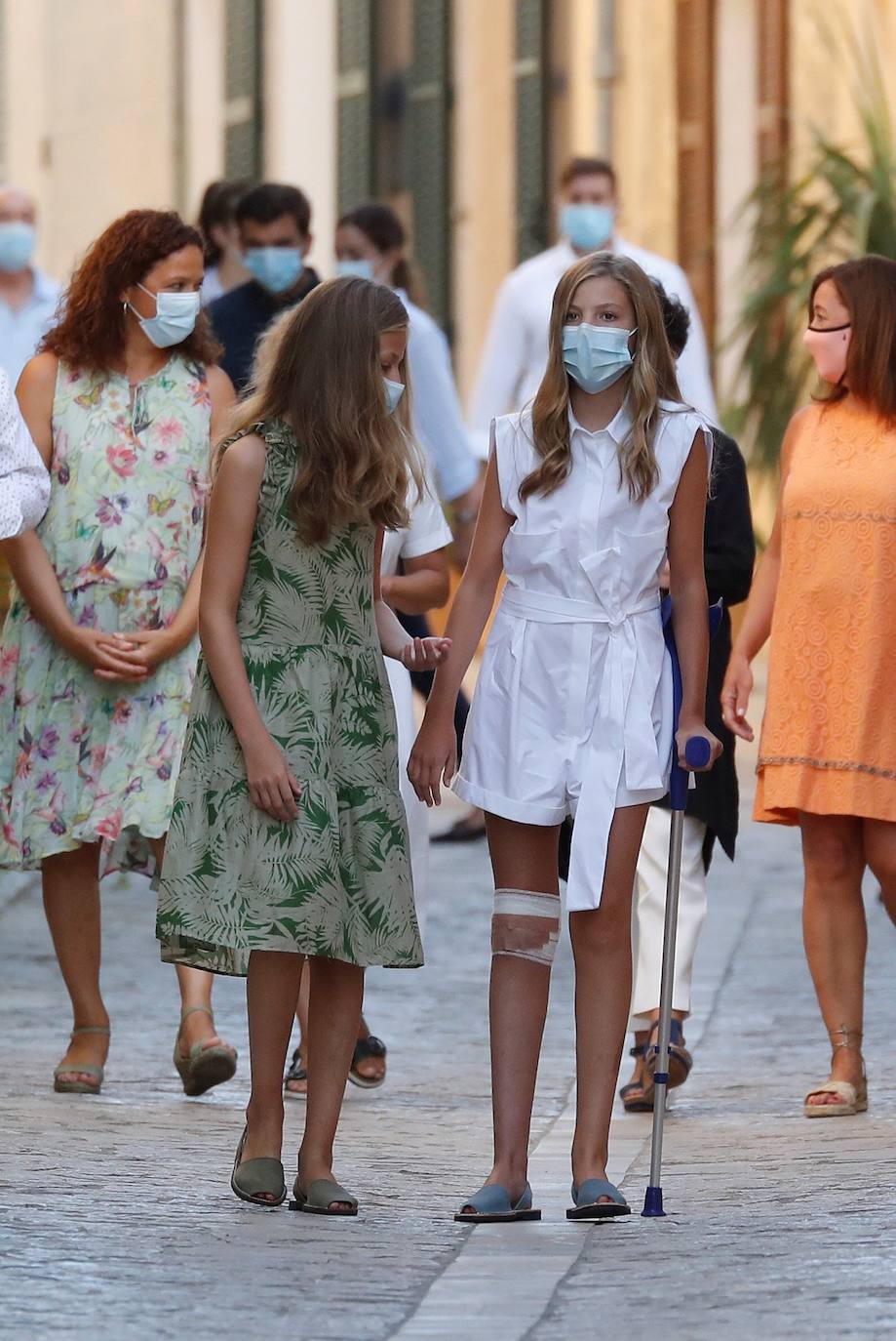 Fotos: La infanta Sofía llega a Petra con una venda en la pierna derecha y con muleta tras caerse la víspera