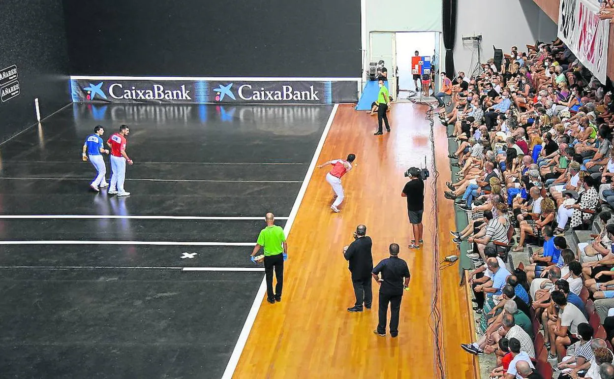 Un instante del partido del domingo en el frontón Madalensoro, con una alta ocupación de las butacas.