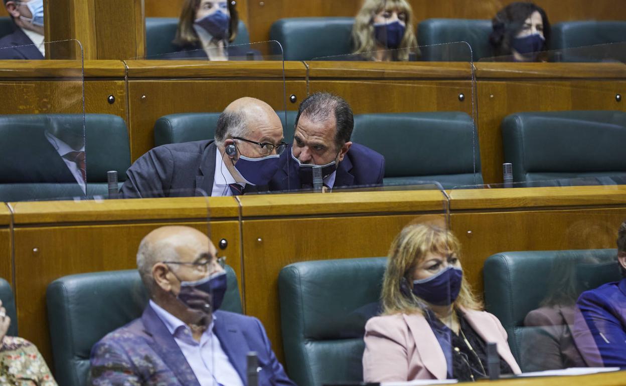 Carmelo Barrio charla con Carlos Iturgaiz durante el pleno.
