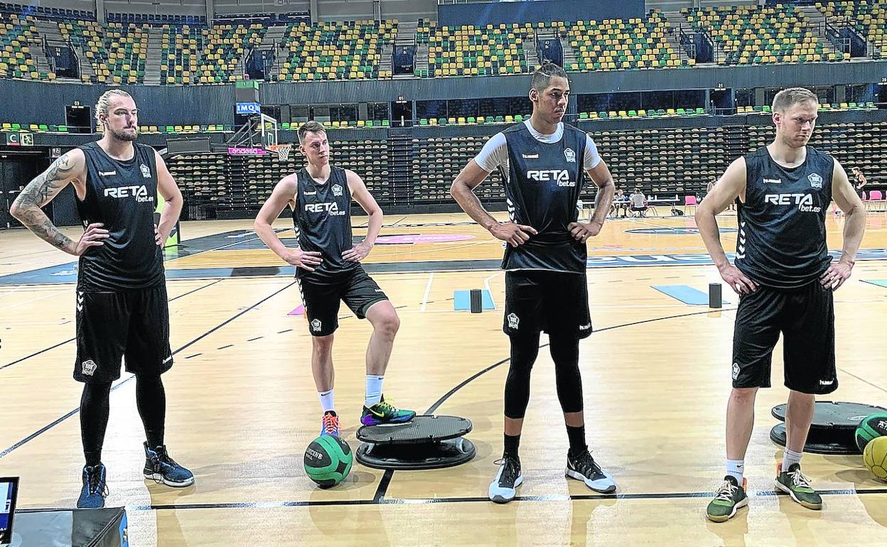 Balvin, segundo capitán, Kulboka, Dos Anjos y Hakanson, durante la primera sesión de la pretemporada. 