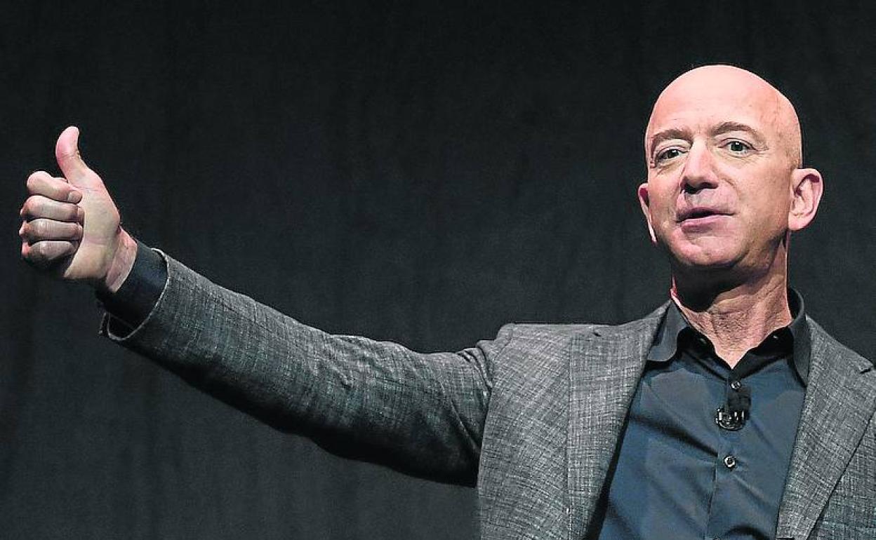 El dueño de Amazon, Jeff Bezos, encabeza la lista de fortunas. 