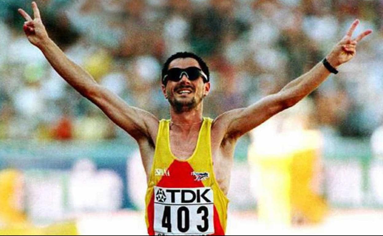 Martín Fiz celebra su oro mundial en maratón en Goteborg 1995.
