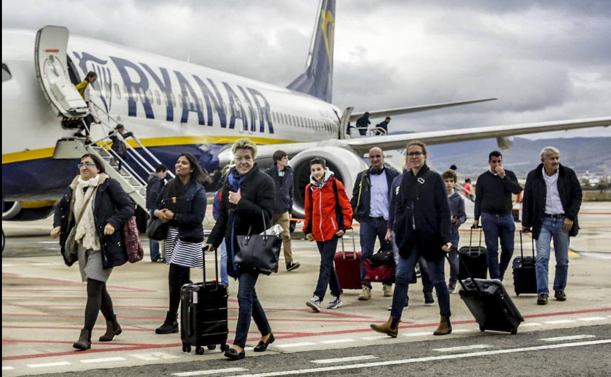 Viajeros de la aerolínea Ryanair llegan a Foronda. 