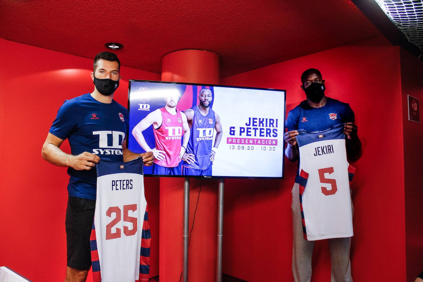 Peters y Jekiri muestran sus camisetas durante la presentación. 