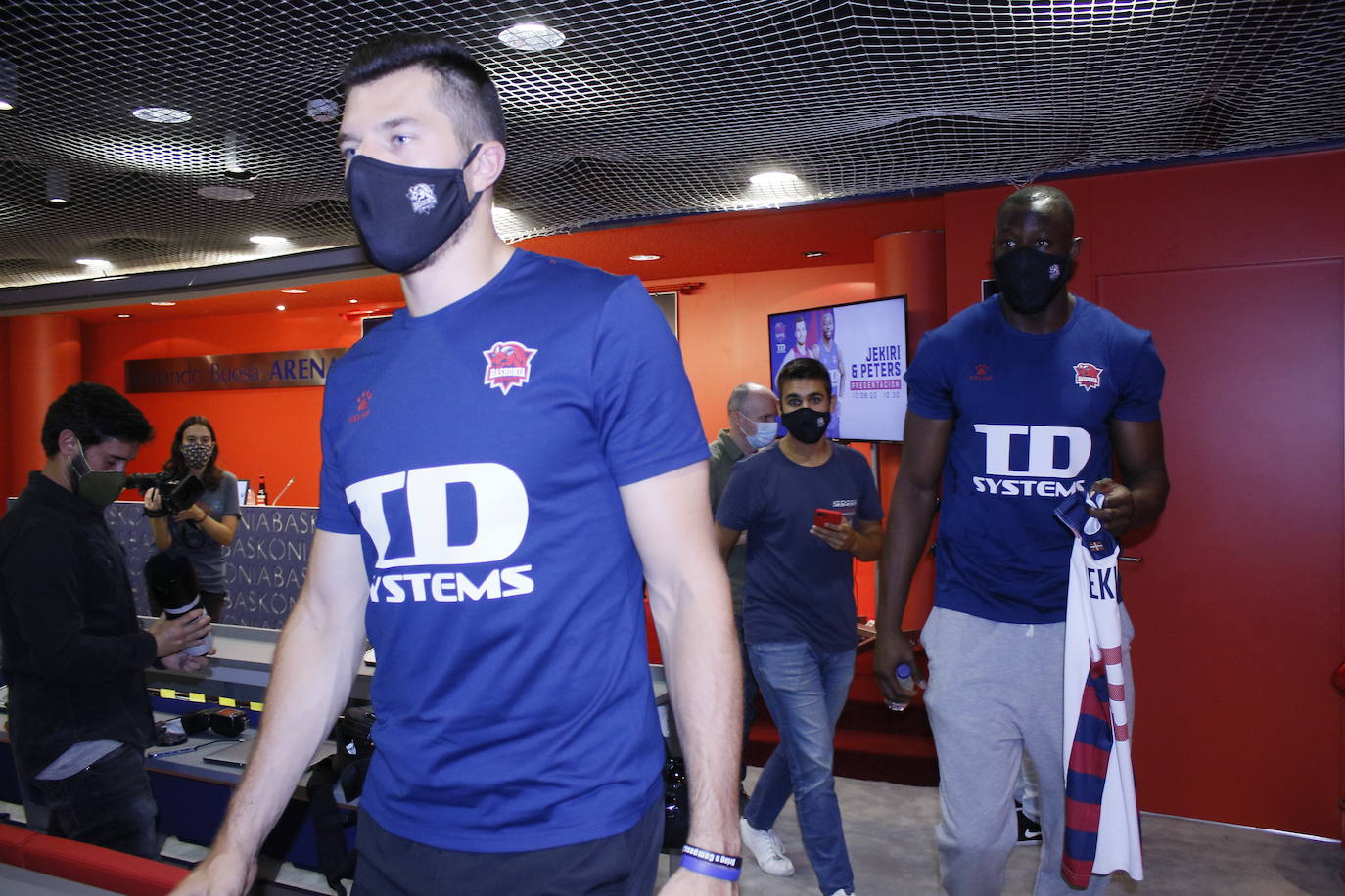 Peters y Jekiri acceden a la sala de prensa. 