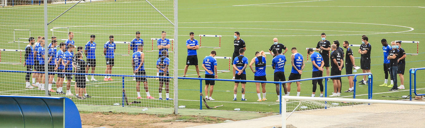 Machín ha dirigido el primer entrenamiento del Alavés en Ibaia. 