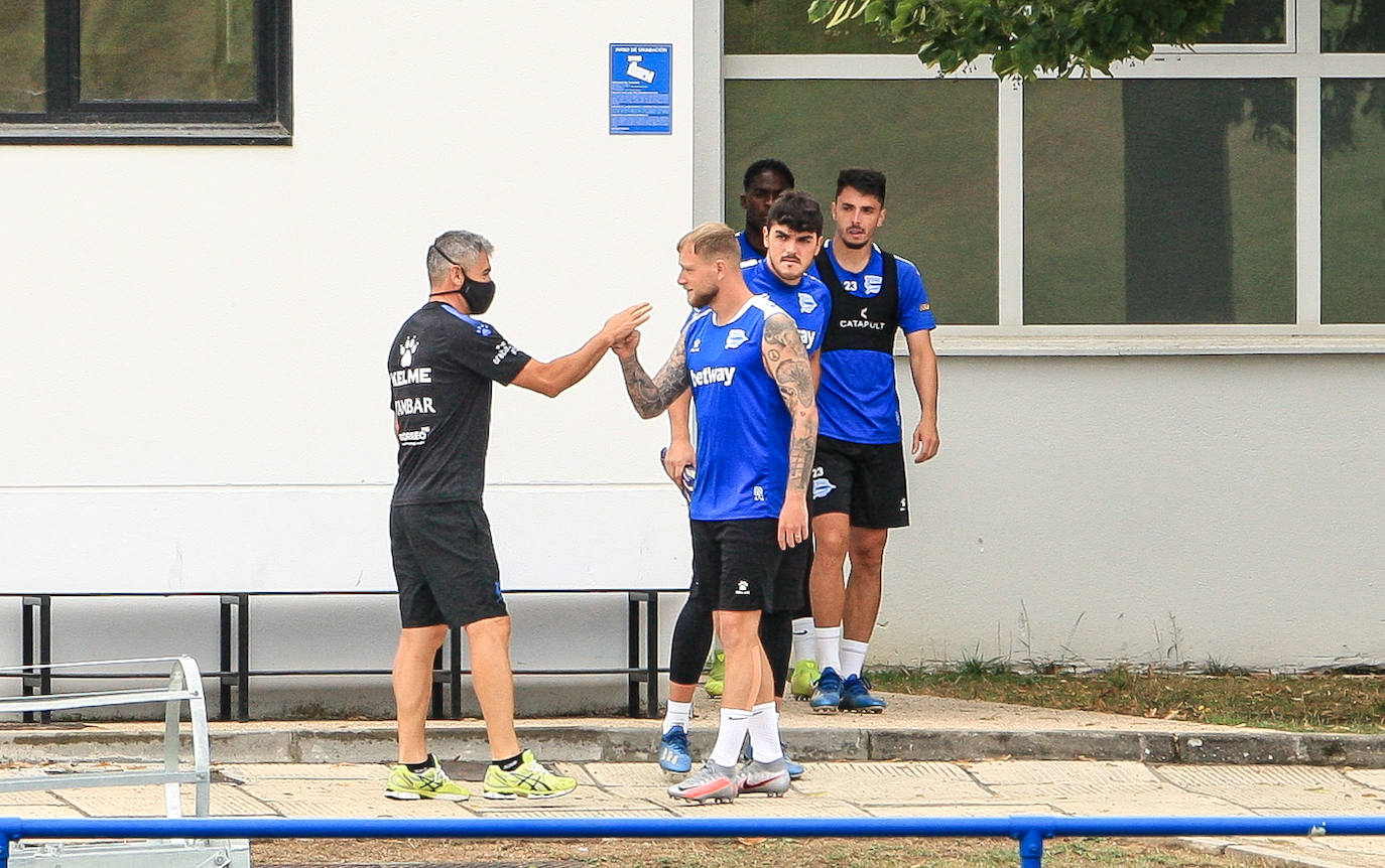 Machín ha dirigido el primer entrenamiento del Alavés en Ibaia. 