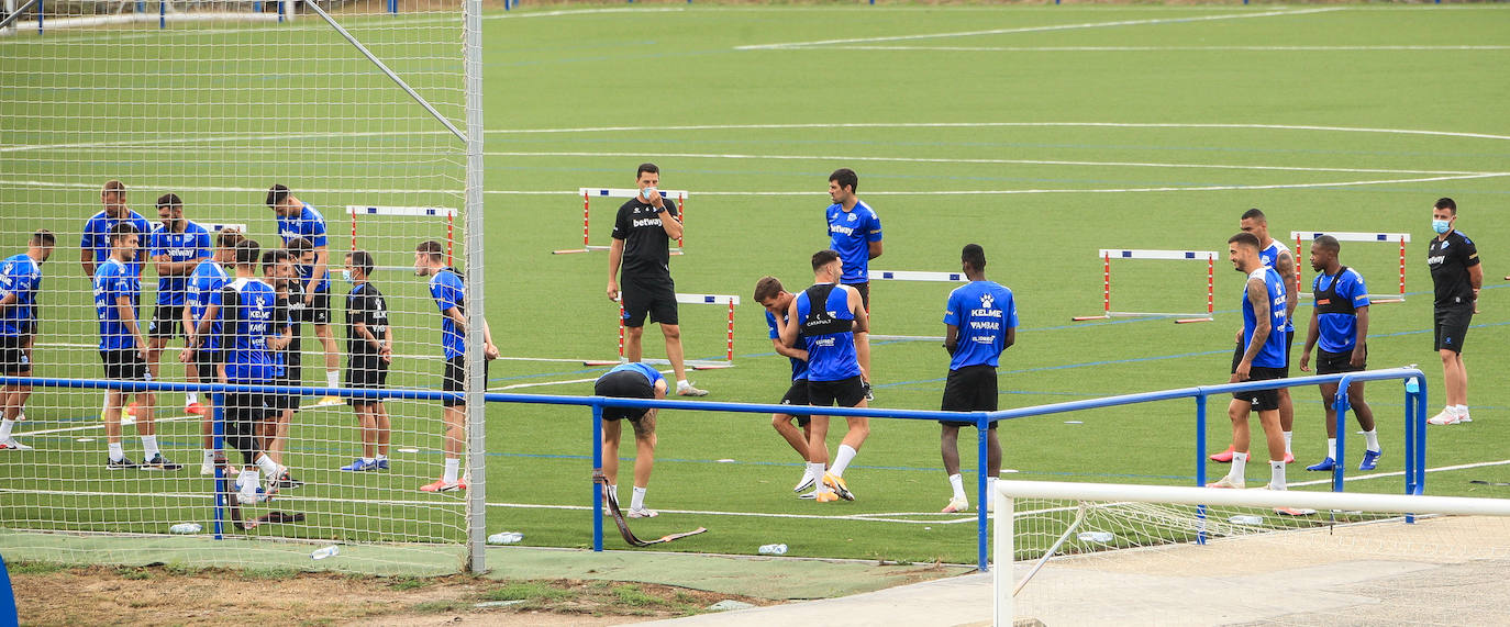 Machín ha dirigido el primer entrenamiento del Alavés en Ibaia. 