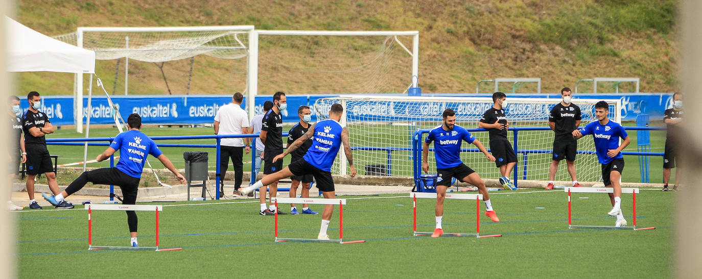 Machín ha dirigido el primer entrenamiento del Alavés en Ibaia. 
