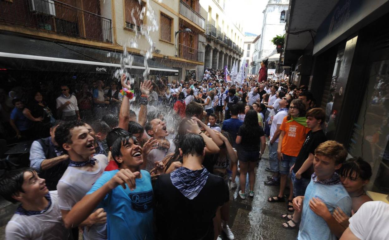 Imágenes como esta no se repetirán este año en las fiestas de Llodio.