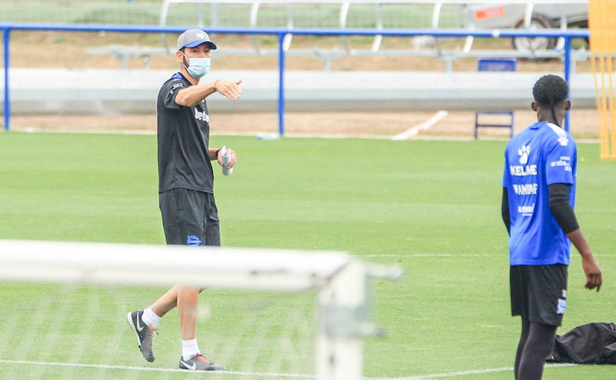 Machín ha dirigido el primer entrenamiento en Ibaia. 