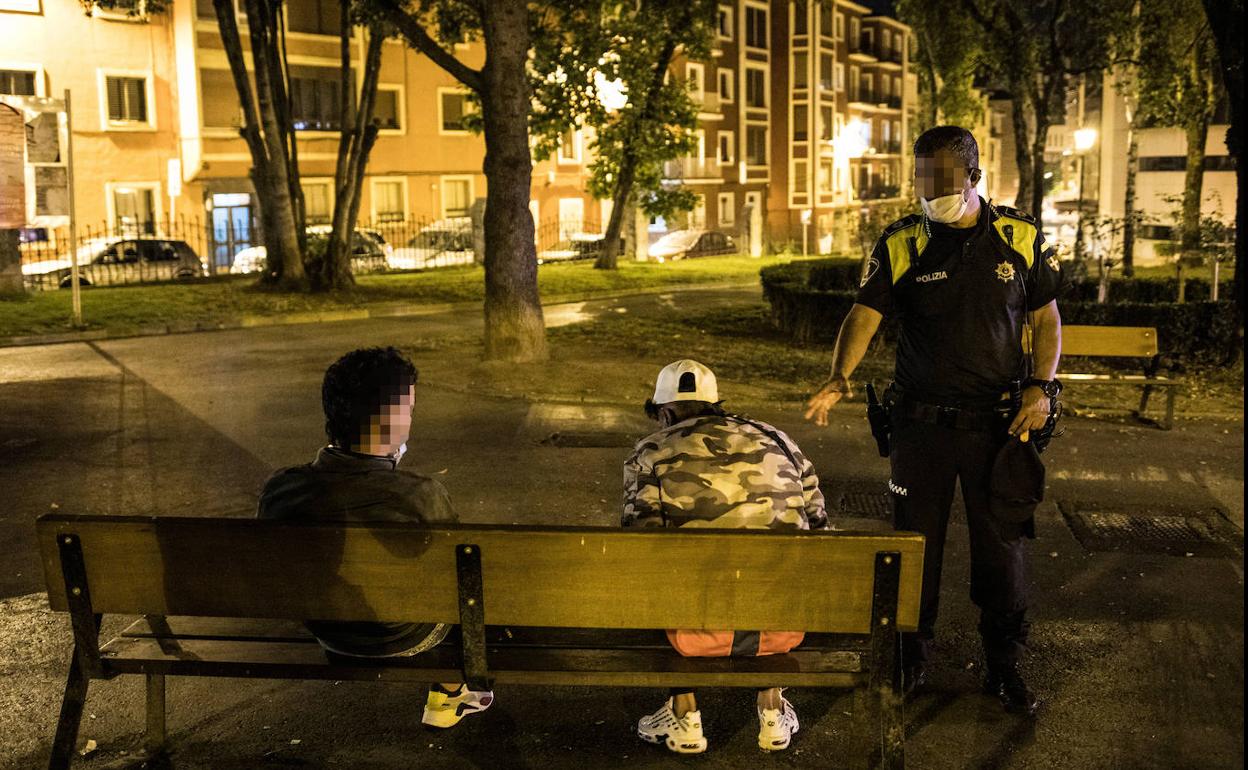 Un agente de la Policía Municipal de Barakaldo, durante un control nocturno del uso de la mascarilla. 