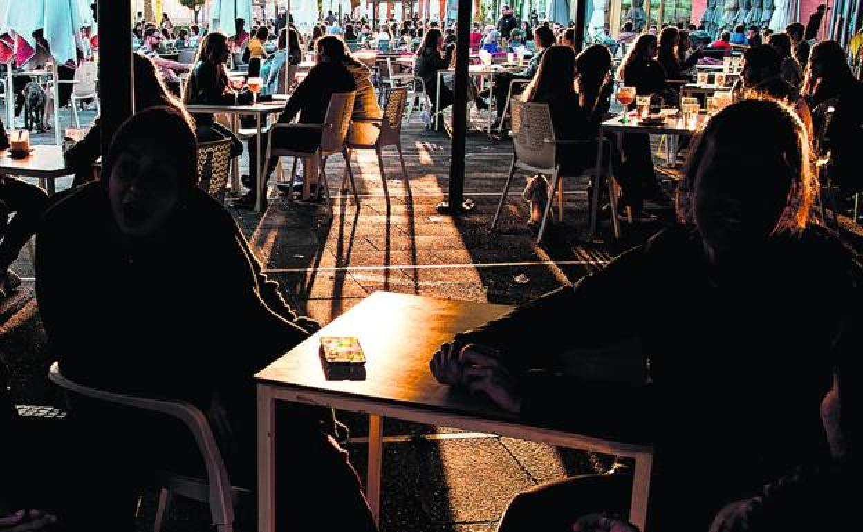 Una de las medidas estudiadas ha sido fijar las 23.30 h como hora de cierre obligatorio a la hostelería.