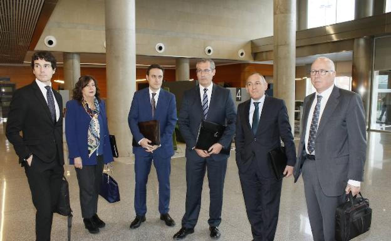 Los tres diputados generales, acompañados por sus respectivos diputados de Hacienda, con motivo de la última reunión presencial del Consejo Vasco de Finanzas Públicas. 