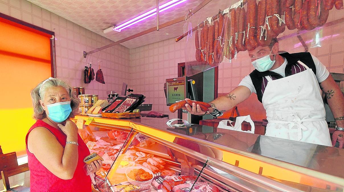 Ricos, ricos. María compra unos chorizos en la carnicería Sierra.