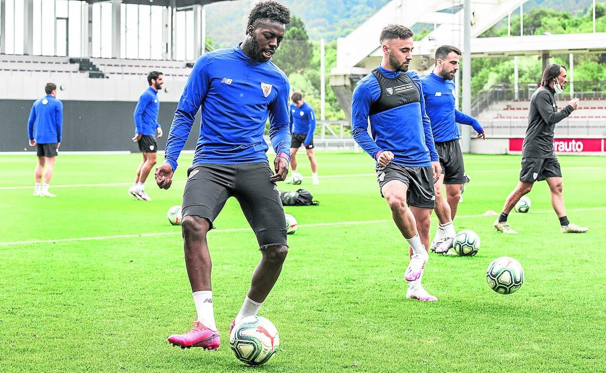 Afectados. Iñaki Williams y Unai López, en un entrenamiento en Lezama antes del final de Liga.