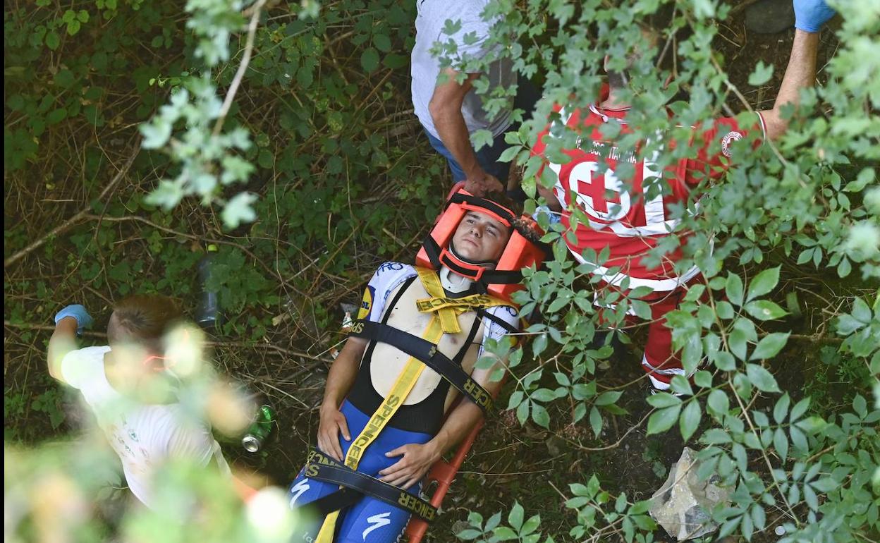 El corredor, atendido por los servicios médicos.