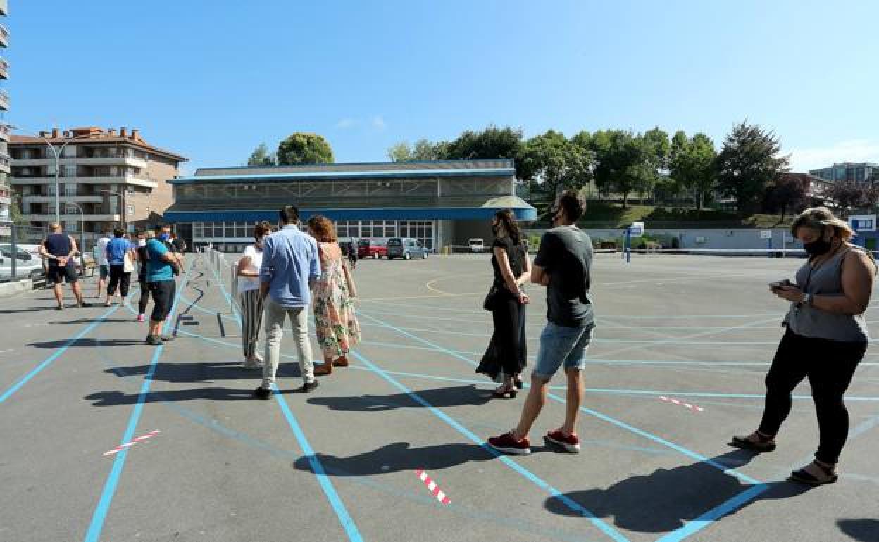 Cola infinita. Alrededor de 500 personas se acercaron ayer al frontón de Azpeitia, ubicado frente al ambulatorio, para hacerse las PCR.