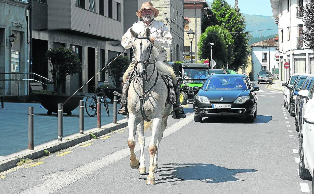 Un jinete atraviesa el casco urbano de Villasana.