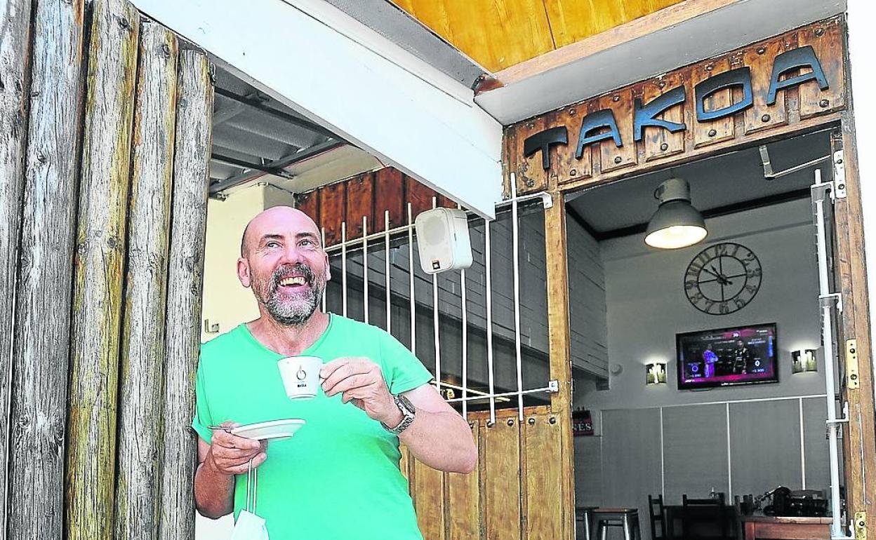 Ante todo, calma. Roberto se toma el café en la terraza del Takoa Madriles.