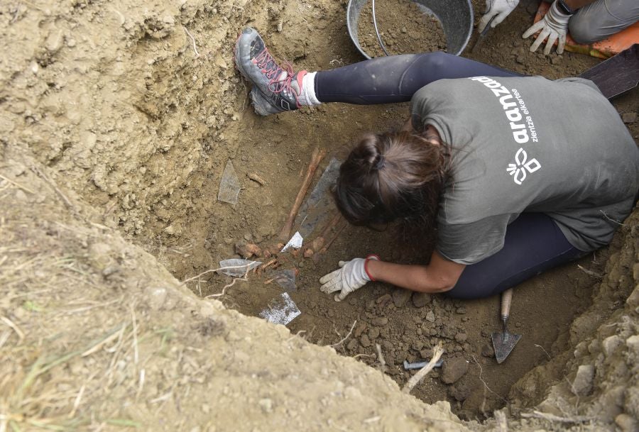 Fotos: Aranzadi localiza los restos del gigante de Altzo