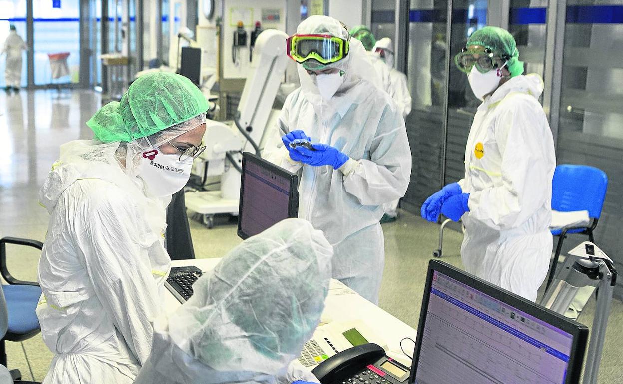 Sanitarios organizan una jornada de trabajo en el hospital Txagorritxu de Vitoria.