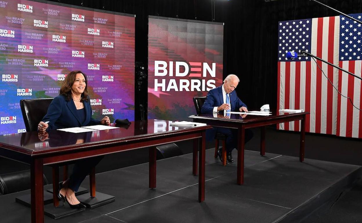 El candidato presidencial demócrata, Joe Biden, y su número dos, la senadora Kamala Harris, firman en Wilmington los documentos necesarios para aceptar la nominación. 