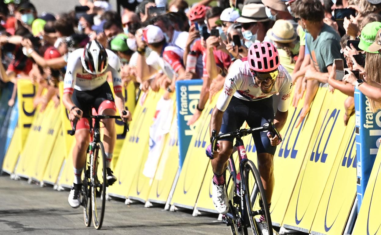 Martínez entra en la meta de Megeve por delante de Pogacar. 