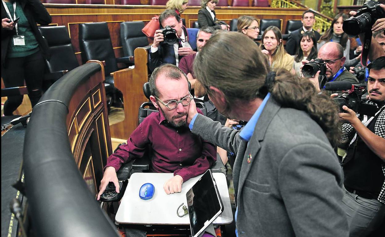 Pablo Iglesias saluda a Echenique tras la investidura de Pedro Sánchez en el Congreso de los Diputados. 