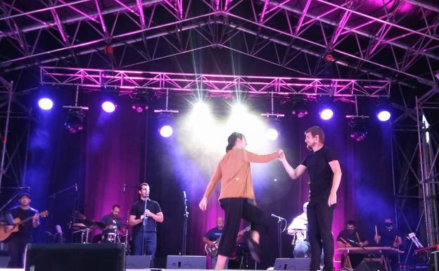 La pareja bailarina en 'Atxarre'. 