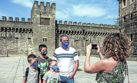 Padre, madre e hijos de esta familia donostiarra con la muralla de fondo.
