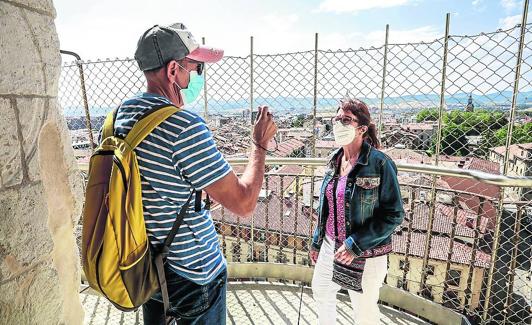 Los catalanes José y Montse en lo alto de la torre de la Catedral Santa María. 