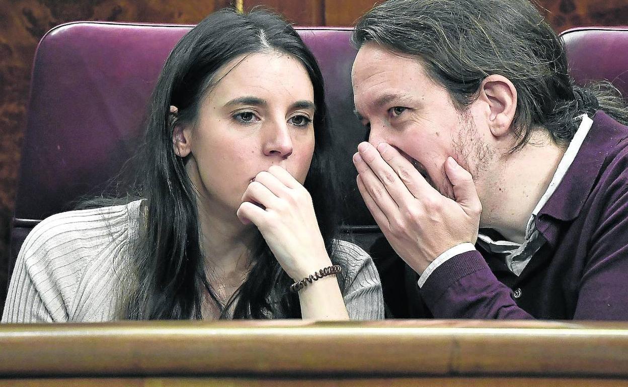 El secretario general de Podemos, Pablo Iglesias, charla con Irene Montero en la sesión constitutiva del Congreso en dciembre. 