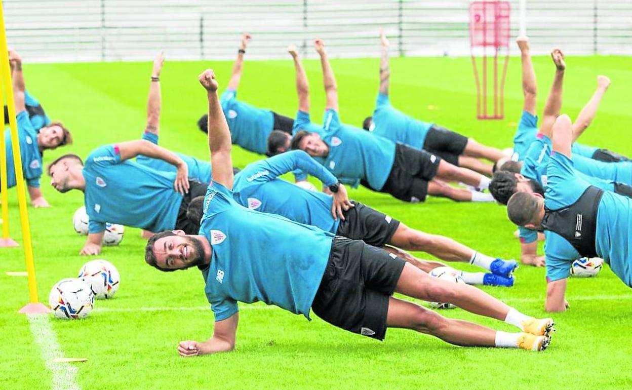 Los jugadores del Athletic hacen ejercicios para fortalecer el core al término de la sesión.