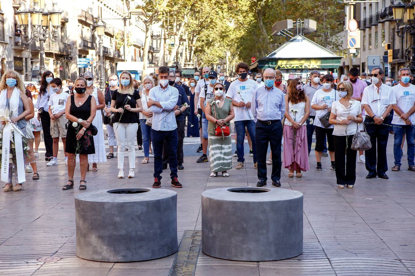 Minuto de silencio en homenaje a las víctimas del atentado terrorista del 17 de agosto de 2017 en la ofrenda floral en las Ramblas, Barcelona