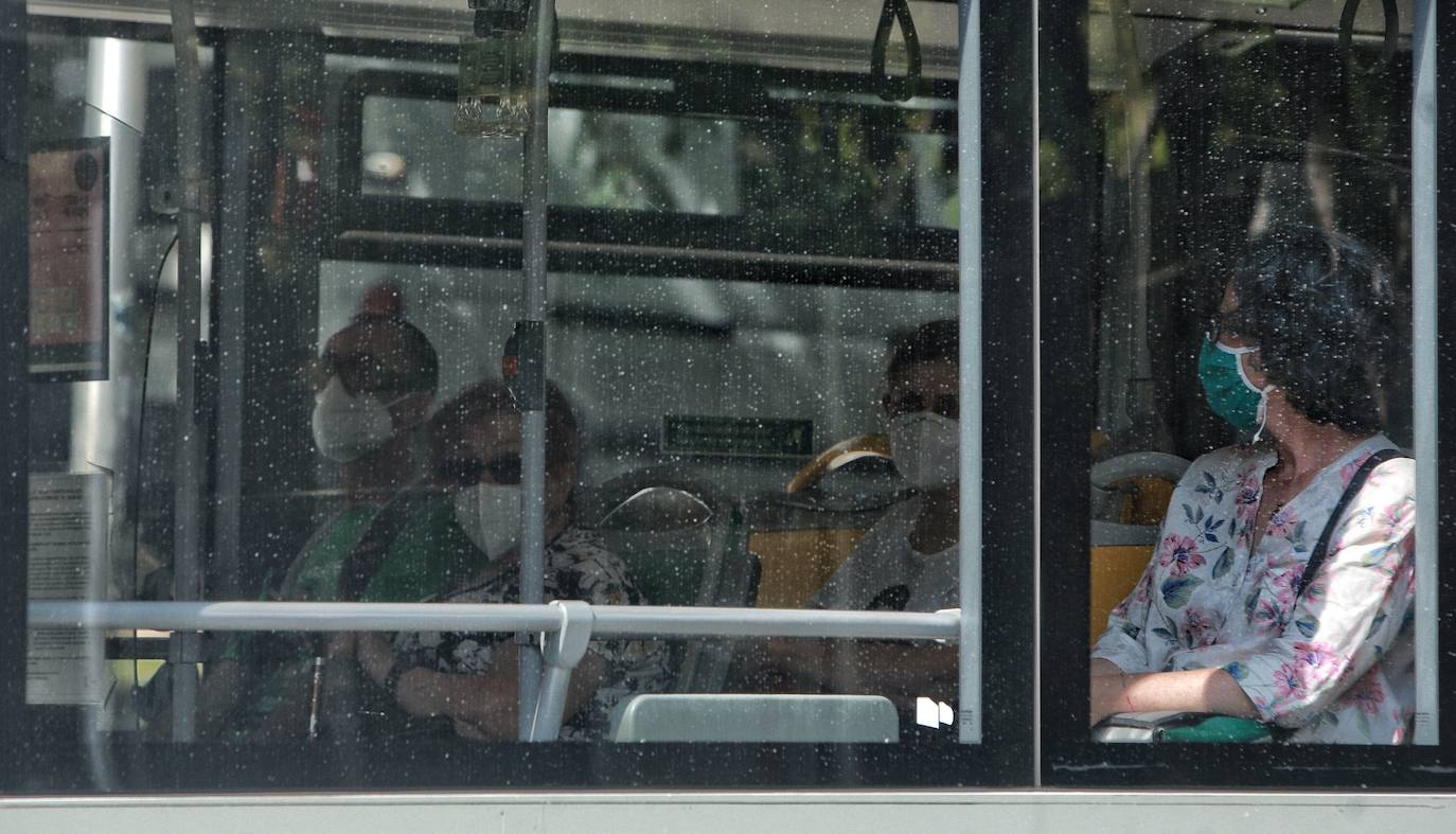 Se prohíbe comer durante los viajes en transporte público de menos de dos horas