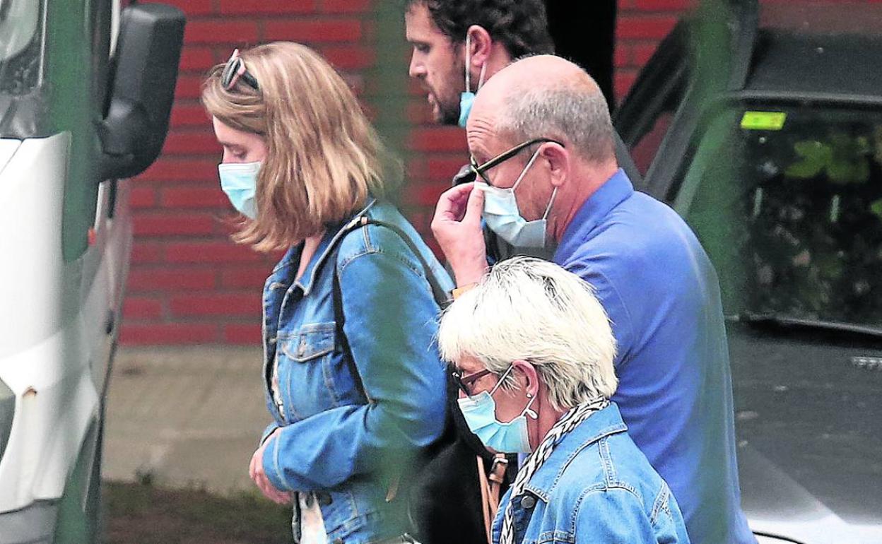 Familiares de Alberto Sololuze se dirigen ayer al encuentro con Iñigo Urkullu en Bilbao. 