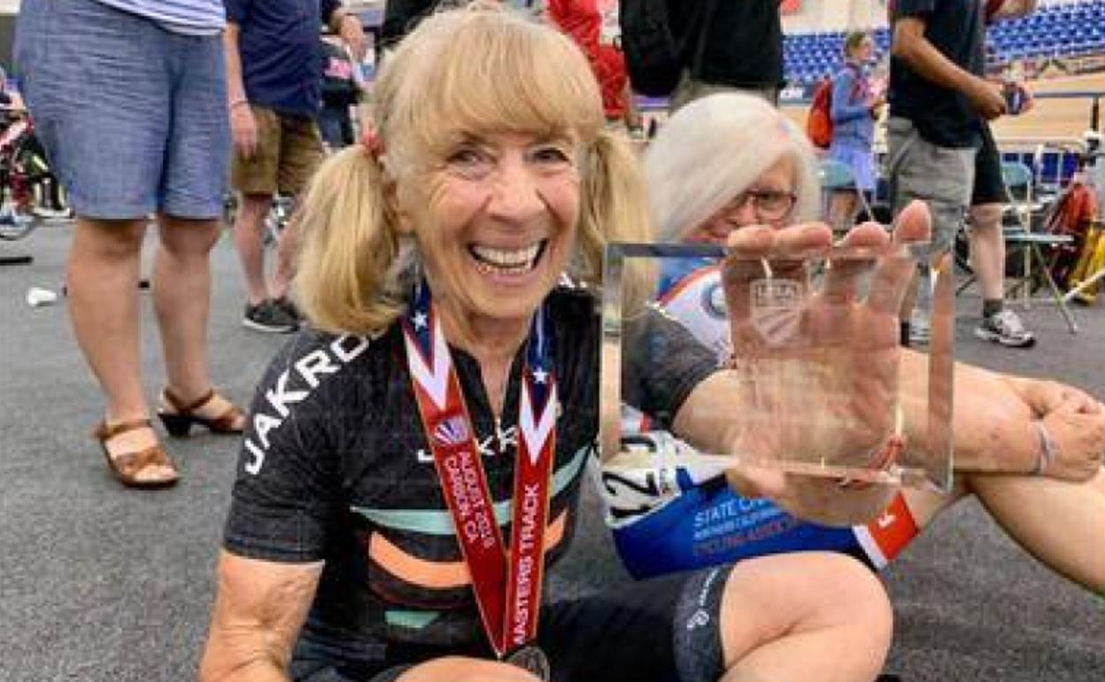 La veterana ciclista celebrando la victoria y el récord mundial del pasado año. 
