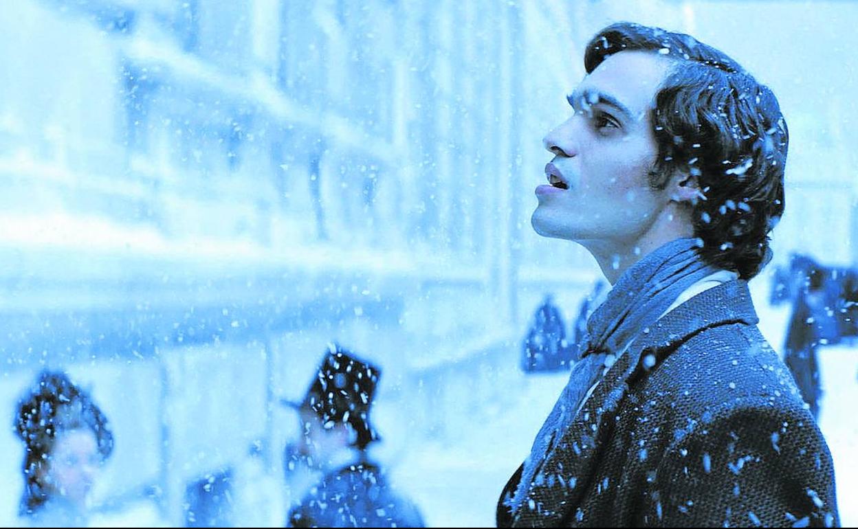 Eneko Sagardoy, protagonista de 'Handia', en una escena rodada en el exterior del Palacio de la Diputación en la Gran Vía bilbaína.