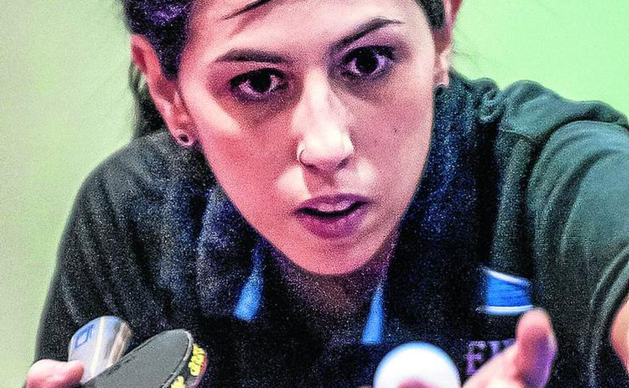 Sarai Delgado se dispone a ejecutar un saque. 