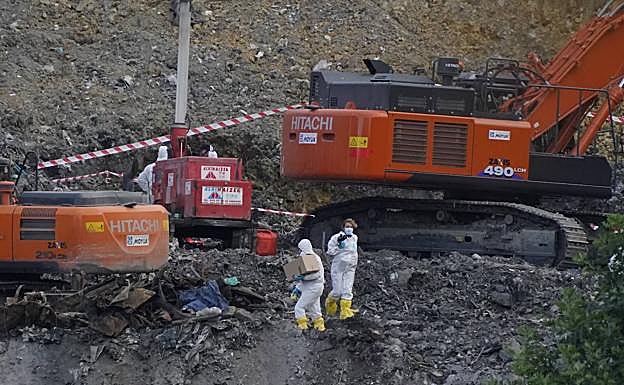 Unas placas metálicas, un perro que no marcó nada y la intuición de los rescatadores