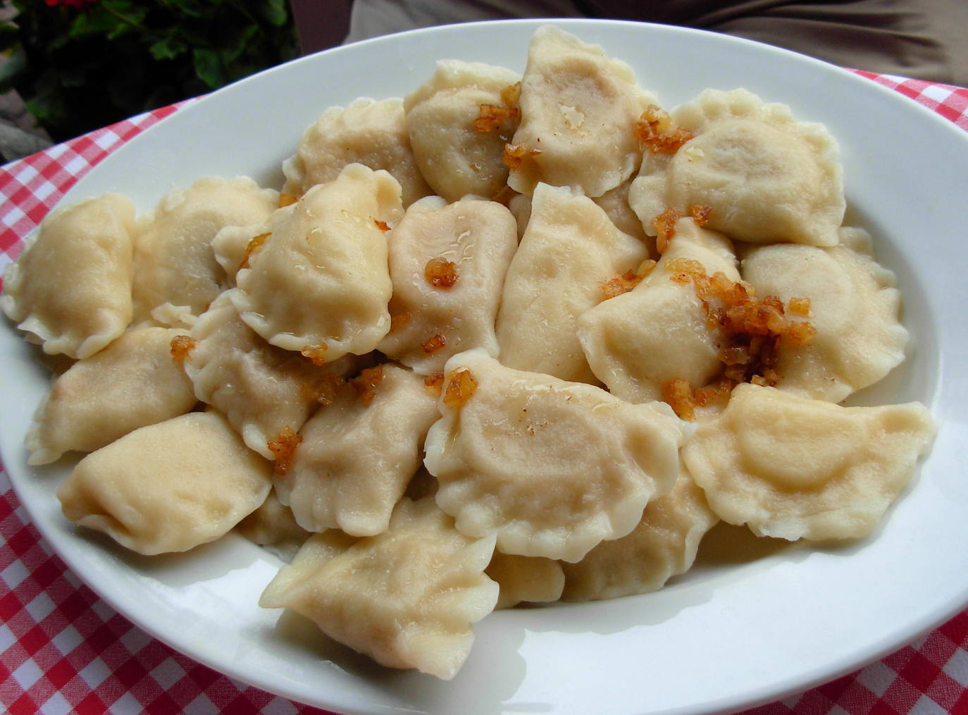 15- Pierogi, Polonia | Se pueden rellenar con todo, desde patatas hasta chucrut, carne, queso y frutas, y a menudo cubiertos con mantequilla derretida, crema agria o cebollas fritas.