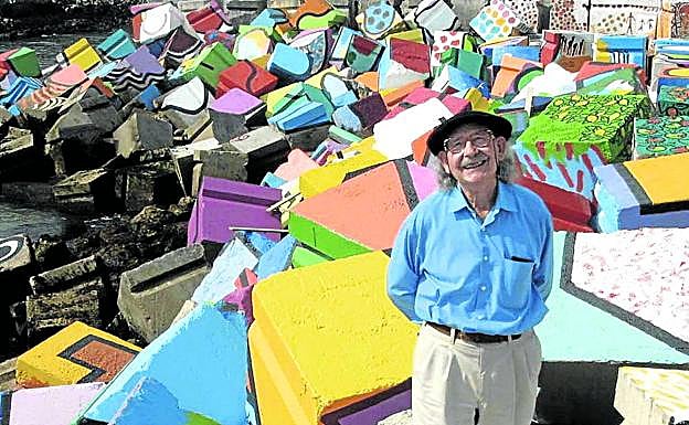 Agustín Ibarrola, junto a su obra en septiembre de 2001.