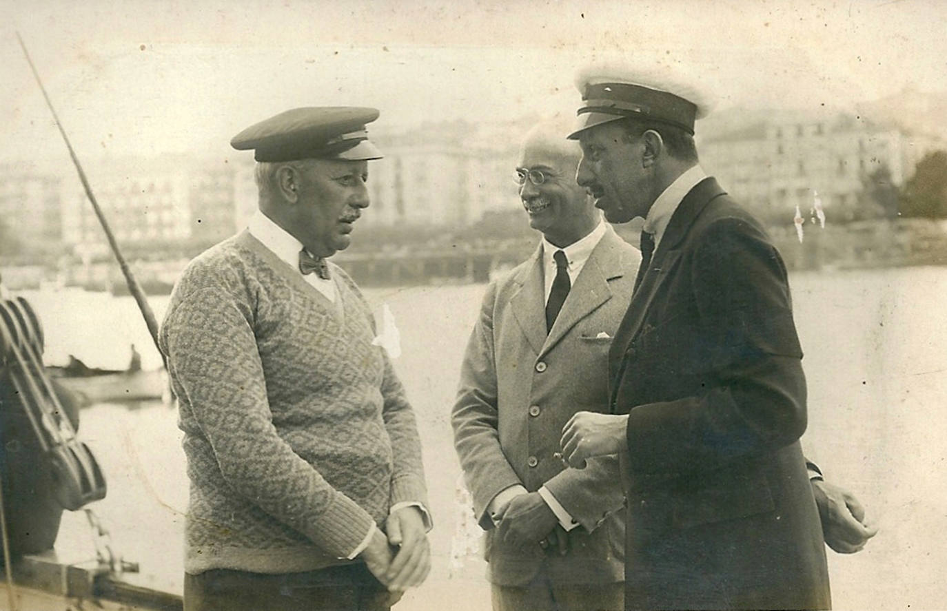 Horacio Echevarrieta conversando con Alfonso XIII, con quien mantuvo una estrecha amistad a pesar de su militancia republicana.